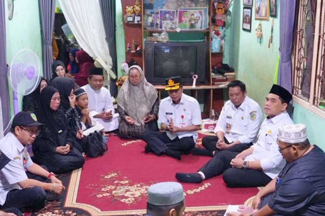 Bupati H. Shalahuddin dan jajaran Pimpinan Barito Utara Melayat ke Rumah Duka Pegawai BAPPERIDA