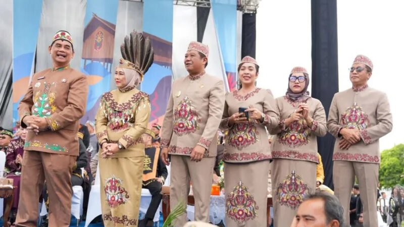Bupati Shalahuddin Apresiasi Totalitas Performa Perserta Karnaval Budaya Barito Utara
