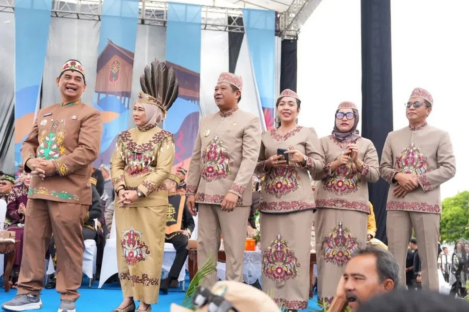 Bupati Shalahuddin Apresiasi Totalitas Performa Perserta Karnaval Budaya Barito Utara