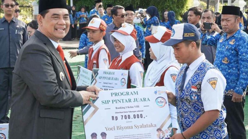 Peringatan Hardiknas, Bupati Barito Utara Serahkan Bantuan SIP Pintar Juara dan Sapras