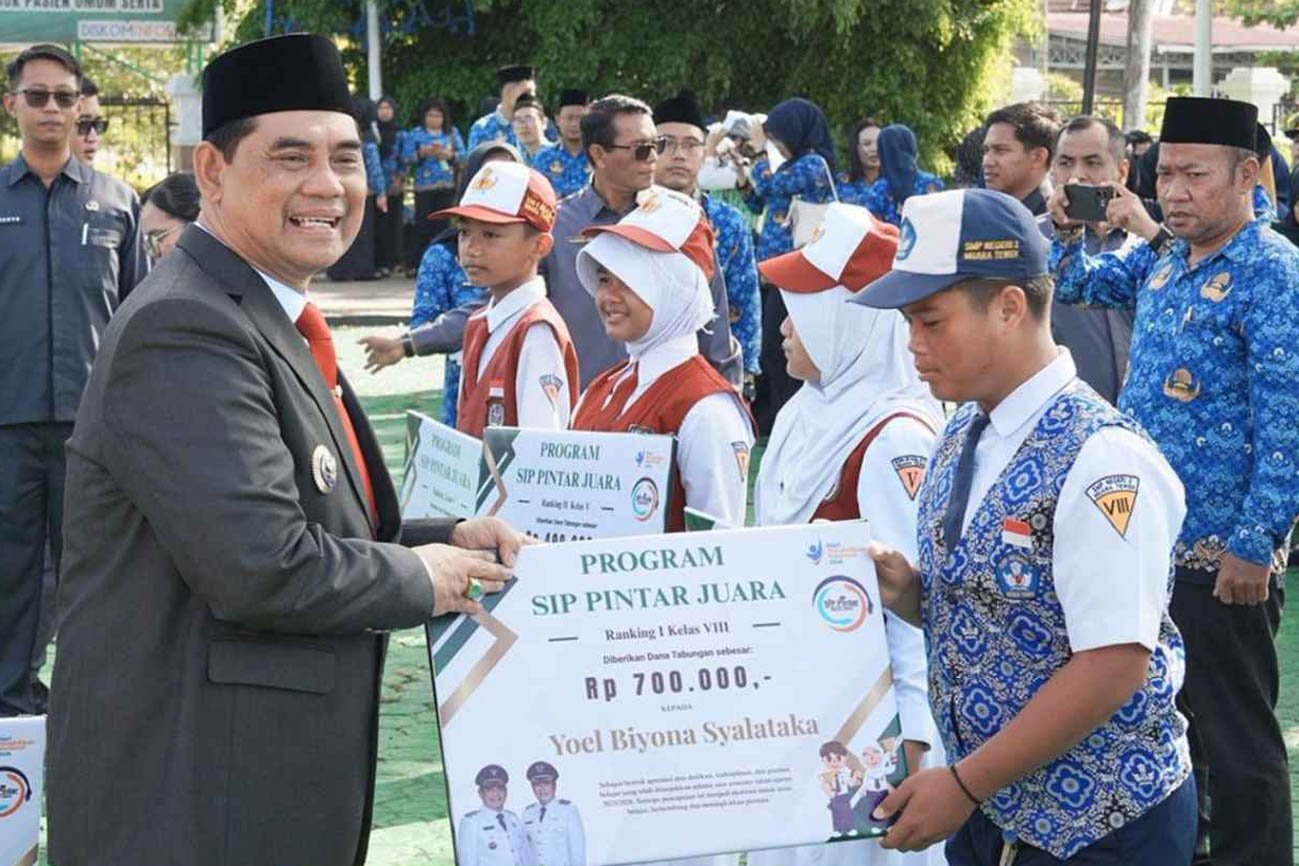Peringatan Hardiknas, Bupati Barito Utara Serahkan Bantuan SIP Pintar Juara dan Sapras
