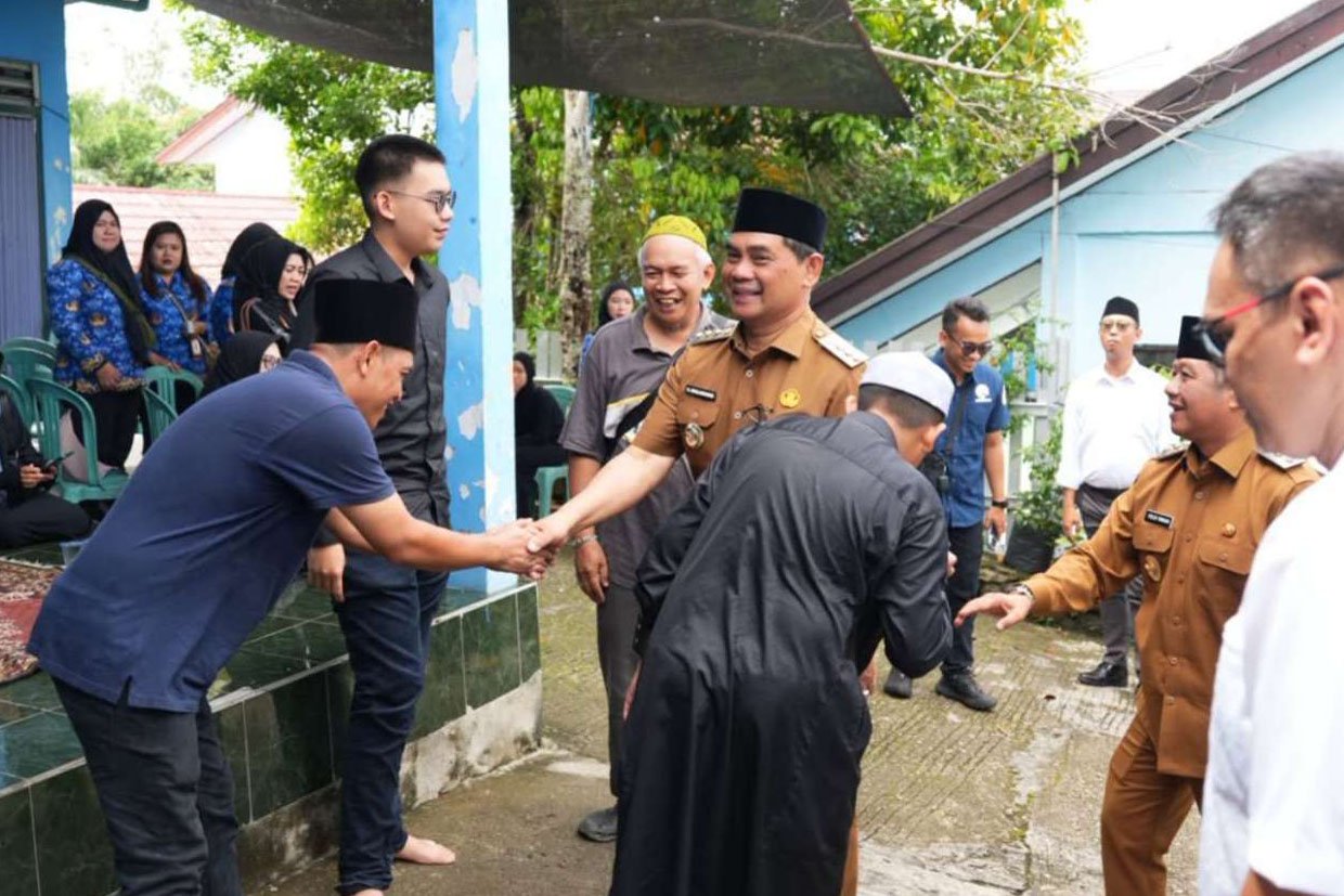 Turut Belasungkawa, Bupati Barito Utara Melayat ke Rumah Duka Almarhumah Erestu Zairinah