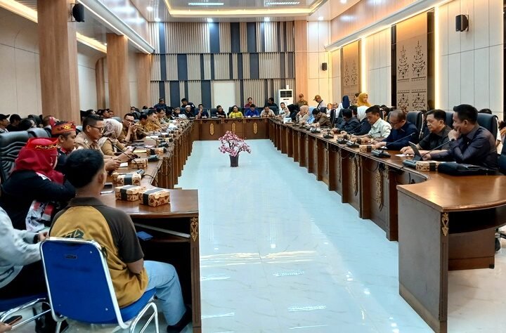 Pemkab Barito Utara Dukung Pengembangan WPR Sesuai Ketentuan yang Berlaku pada Rapat RDP DPRD