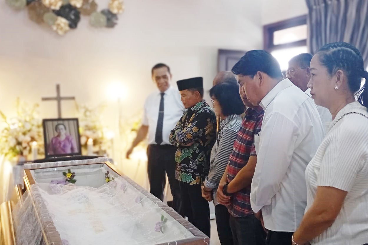 Sampaikan Ucapan Duka Mendalam, Gubernur Kalteng Melayat ke Rumah Duka Alm Tatie Kena Laba