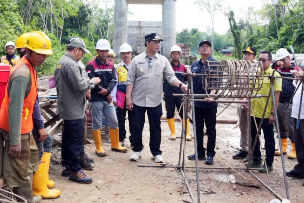 Tinjau Infrastruktur, Bupati Barito Utara Minta Kontraktor Kejar Target Tanpa Kurangi Kualitas