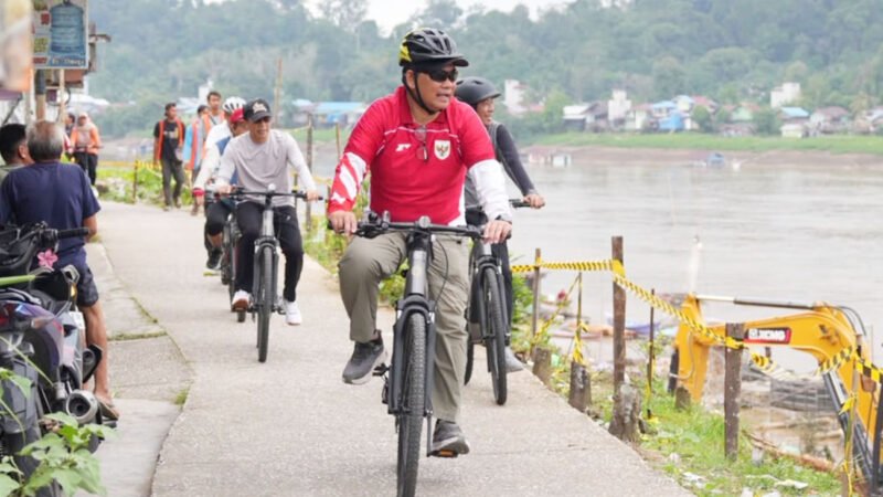 Awali Akhir Pekan, Bupati Barito Utara Gowes Pagi Sambil Tinjau Kebersihan Kota dan Siring WFC