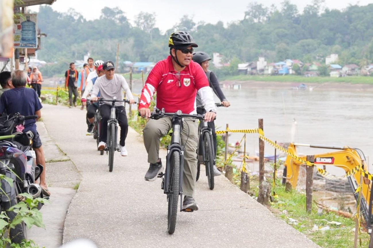 Awali Akhir Pekan, Bupati Barito Utara Gowes Pagi Sambil Tinjau Kebersihan Kota dan Siring WFC