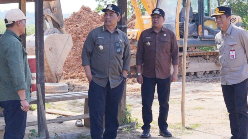 Usai Safari Jumat, Bupati Barito Utara Tinjau Akses Jalan Penghubung Gunung Purei-Teweh Timur