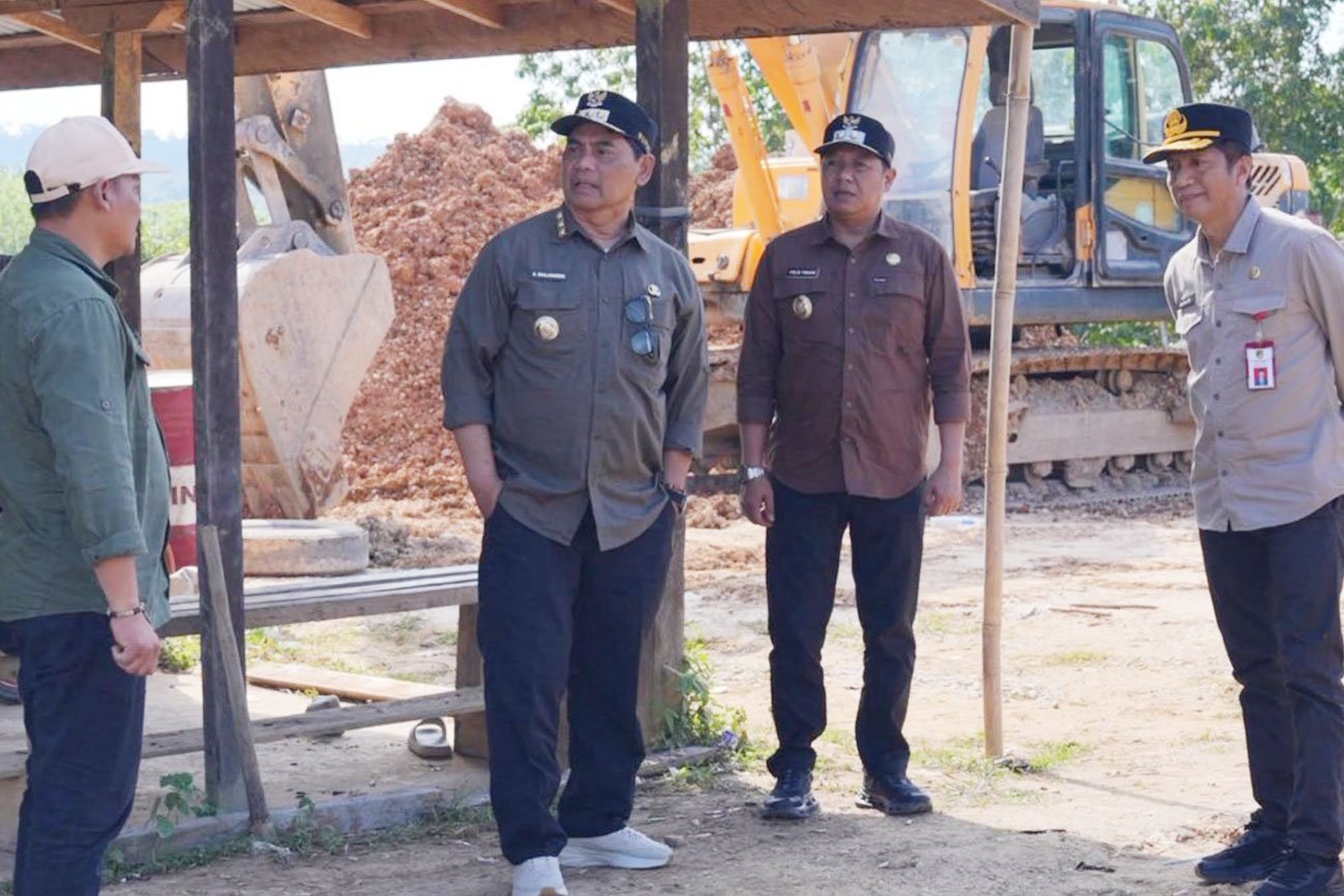 Usai Safari Jumat, Bupati Barito Utara Tinjau Akses Jalan Penghubung Gunung Purei-Teweh Timur