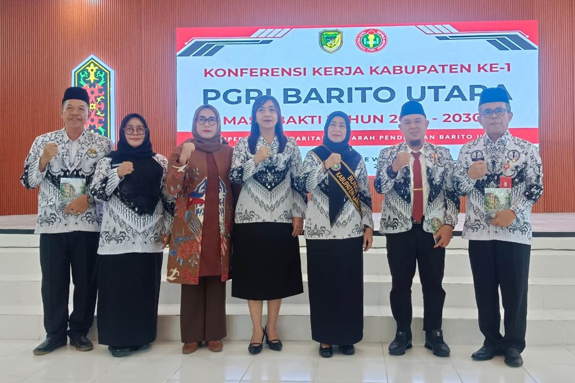Wakili Bupati, Kadisdik Imam Topik Buka Konferensi Kerja Kabupaten Ke-I PGRI Barito Utara