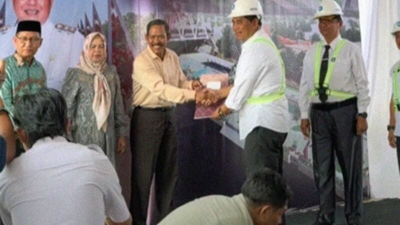 Bupati Barito Utara Serahkan Secara Simbolis Sertifikat Hak Atas Tanah Kepada Warga Relokasi di Kelurahan Lanjas