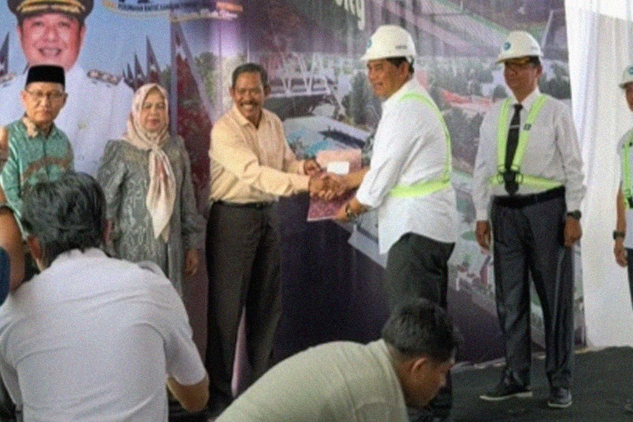 Bupati Barito Utara Serahkan Secara Simbolis Sertifikat Hak Atas Tanah Kepada Warga Relokasi di Kelurahan Lanjas