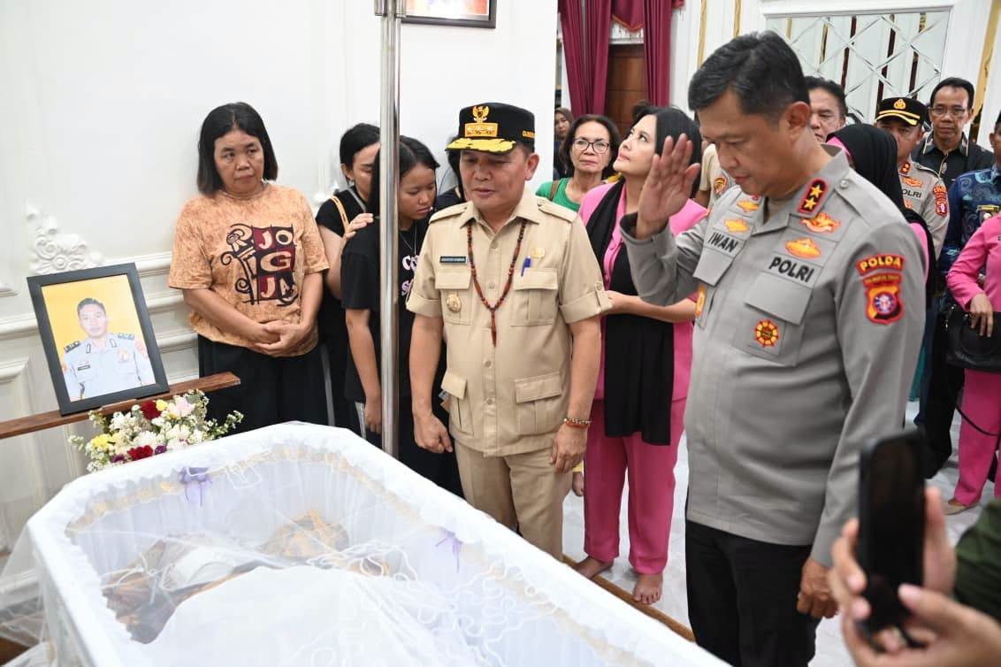 Sampaikan Belasungkawa, Gubernur Melayat ke Rumah Duka Polisi yang Gugur Saat Penggerebekan Bandar Narkoba