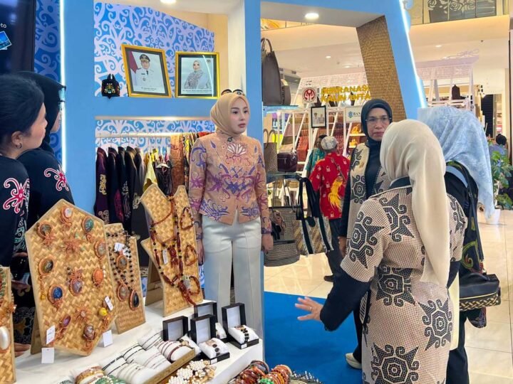 Aisyah Thisia Agustiar Sabran Tinjau Stand Dekranasda Kalteng pada HUT ke-46 Dekranas di Makassar