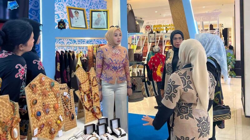 Aisyah Thisia Agustiar Sabran Tinjau Stand Dekranasda Kalteng pada HUT ke-46 Dekranas di Makassar