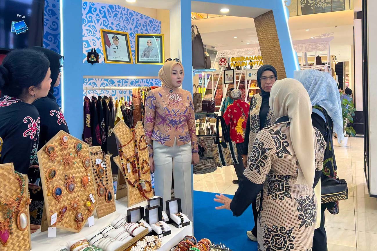 Aisyah Thisia Agustiar Sabran Tinjau Stand Dekranasda Kalteng pada HUT ke-46 Dekranas di Makassar
