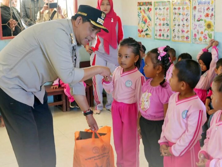 Komitmen Dukung Sektor Pendidikan, Bupati Barito Utara Salurkan Bantuan Pendidikan di Desa Mampuak II