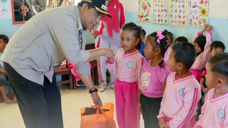 Komitmen Dukung Sektor Pendidikan, Bupati Barito Utara Salurkan Bantuan Pendidikan di Desa Mampuak II