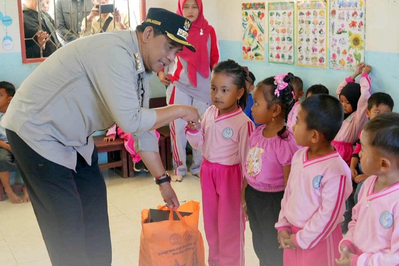 Komitmen Dukung Sektor Pendidikan, Bupati Barito Utara Salurkan Bantuan Pendidikan di Desa Mampuak II