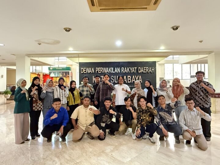 Ketua Fraksi PDIP Edukasi Gen Z Soal Kinerja Kedewanan di DPRD Surabaya