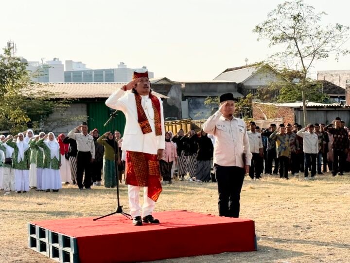 Kobarkan Semangat Juang HUT RI 81, Warga Gelar Upacara Kenakan  Baju Adat