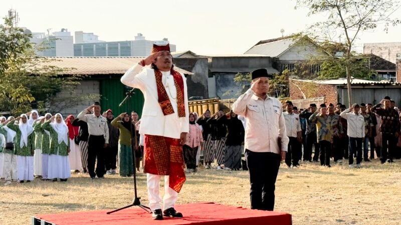 Kobarkan Semangat Juang HUT RI 81, Warga Gelar Upacara Kenakan  Baju Adat