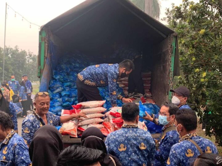 Gubernur Agustiar Sabran Salurkan 4.000 Paket Sembako untuk PNS Golongan I-II, PPPK dan Tenaga Outsourcing