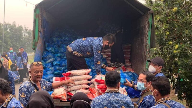Gubernur Agustiar Sabran Salurkan 4.000 Paket Sembako untuk PNS Golongan I-II, PPPK dan Tenaga Outsourcing